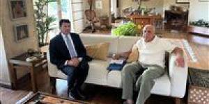 وزير
      الرياضة
      يطمئن
      على
      الحالة
      الصحية
      للكابتن
      حسين
      لبيب
      ويزوره
      في
      المنزل - شبكة جدة الإخبارية