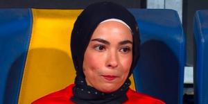 زوجة محمد صلاح تنزل لأرض الملعب خلال الاحتفال بصعود الفراعنة إلى المونديال - شبكة جدة الإخبارية