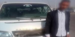 ضبط سائق ميكروباص سمح لشخص بالجلوس أعلى السيارة أثناء سيرها بالقاهرة - شبكة جدة الاخبارية