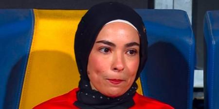 زوجة محمد صلاح تنزل لأرض الملعب خلال الاحتفال بصعود الفراعنة إلى المونديال - شبكة جدة الإخبارية
