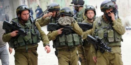 إسرائيل تداهم منازل عائلات أسرى فلسطينيين سيفرج عنهم وتحذرهم من الاحتفال - شبكة جدة الإخبارية