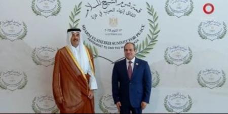 الرئيس السيسى يستقبل أمير قطر فور وصوله للمشاركة بقمة شرم الشيخ للسلام - شبكة جدة الإخبارية