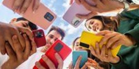 جيل Z.. عقول تُعيد هندسة العالم من خلف الشاشات المضيئة - شبكة جدة الاخبارية