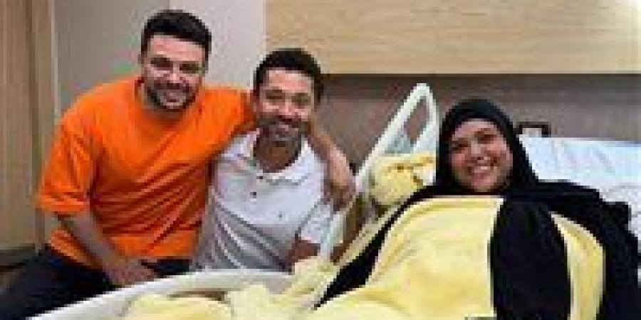 زوجة
      كريم
      الحسيني
      تتعرض
      لوعكة
      صحية
      وكريم
      محمود
      عبد
      العزيز
      يزورها
      بالمستشفى - شبكة جدة الإخبارية