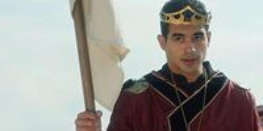 يوسف
      عمر
      الأمير
      الضال
      في
      مسلسل
      مملكة
      الحرير - شبكة جدة الإخبارية