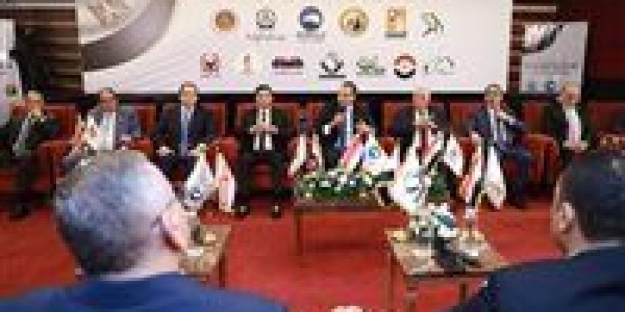 السيد
      القصير:
      "القائمة
      الوطنية"
      تعكس
      قدرة
      الدولة
      المصرية
      علي
      التوحد
      دون
      المساس
      بتنوع
      الإتجاهات
      والرؤى
      السياسية - شبكة جدة الإخبارية