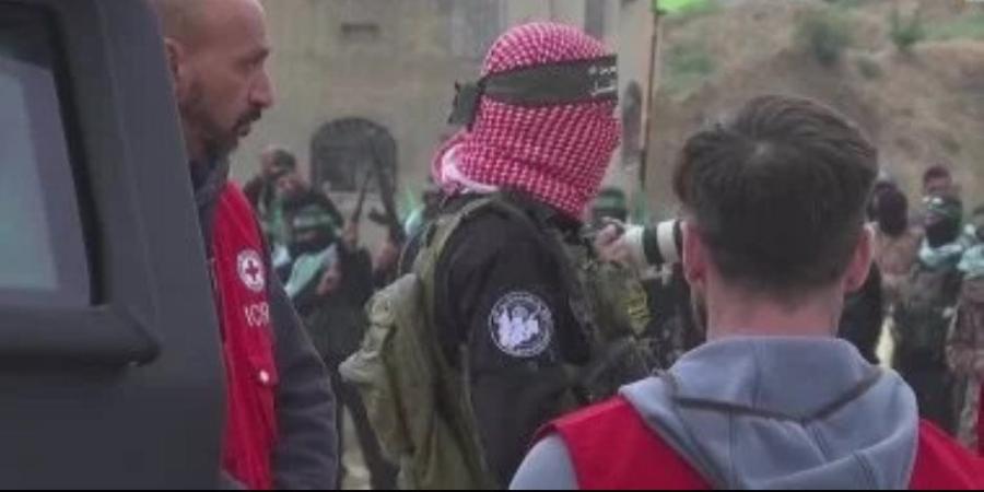 وسائل إعلام إسرائيلية عن حالة الرهائن المفرج عنهم : حالتهم جيدة - شبكة جدة الإخبارية