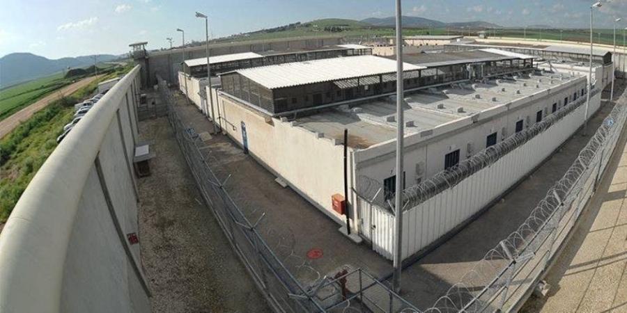 رويترز : جميع الأسرى الفلسطينيين المقرر الإفراج عنهم بدأوا صعود الحافلات - شبكة جدة الإخبارية