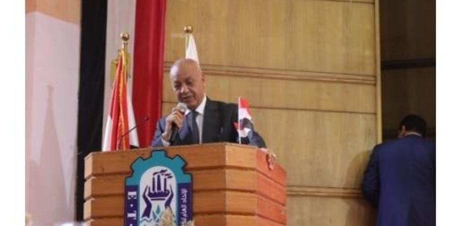 مصطفى
      بكري:
      عمال
      مصر
      كانوا
      السند
      للوطن
      في
      73..
      وما
      زالوا
      يقفون
      في
      خندق
      الدفاع
      عنه - شبكة جدة الإخبارية