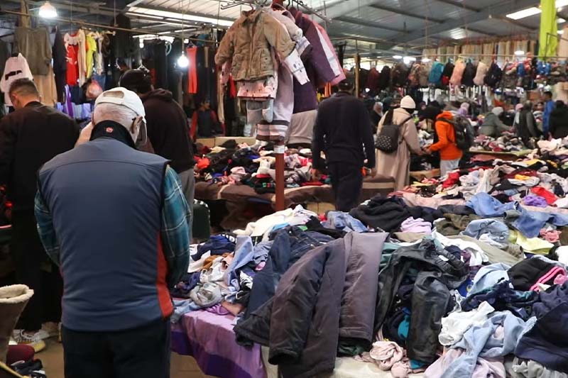 “الجوطية” تنتعش في زمن الغلاء بحثا عن أناقة لا تُرهق الجيب
