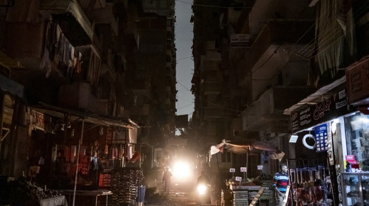 الجيزة بلا كهرباء.. مصدر بالوزارة يكشف السبب