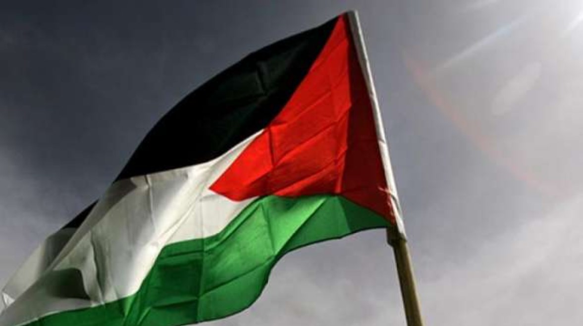 الجيش الإسرائيلي يطارد صغيرا على دراجة بسبب “علم فلسطين” (فيديو)