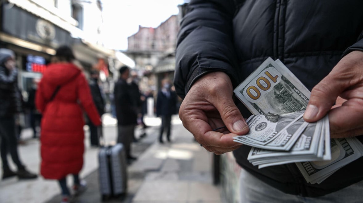 الدولار يواصل تراجعه أمام الجنيه في البنوك.. كم بلغ سعره اليوم؟