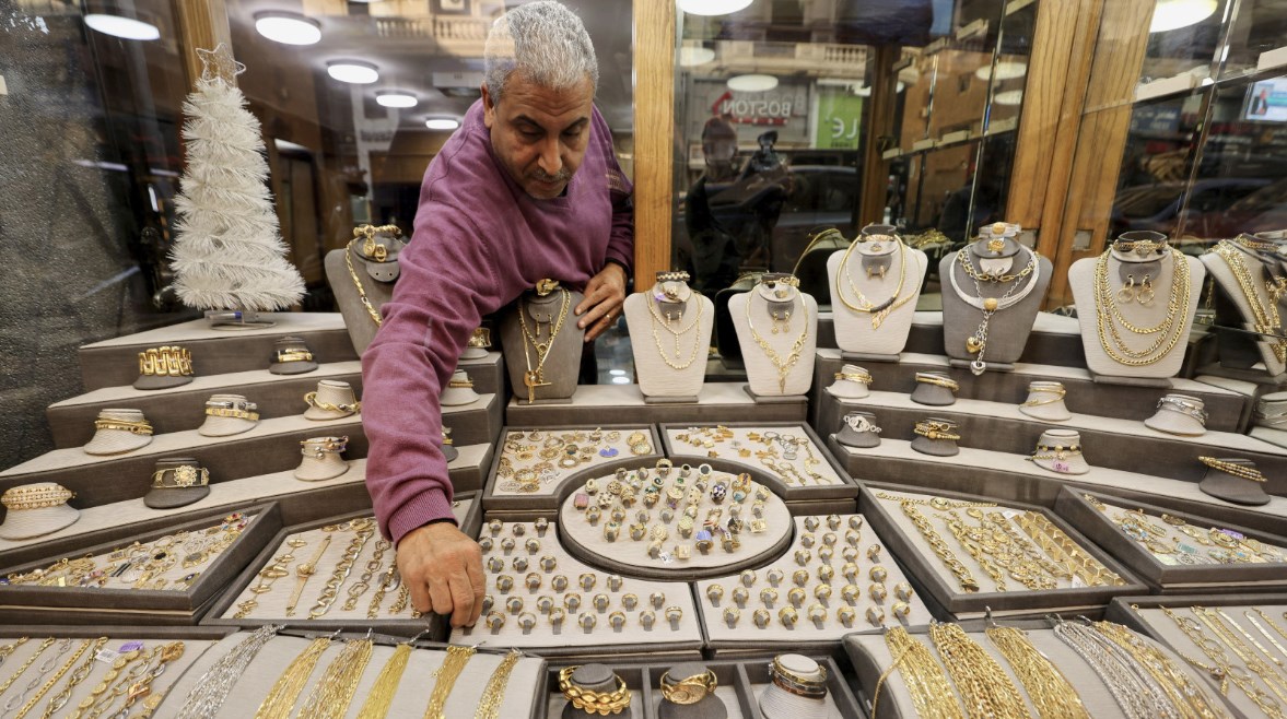 الذهب يتراجع مع ترقب الفيدرالي ورسوم ترامب