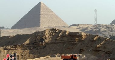 السياحة تكشف حقيقة قيام “لودر” بأعمال حفر فى محيط الأهرامات