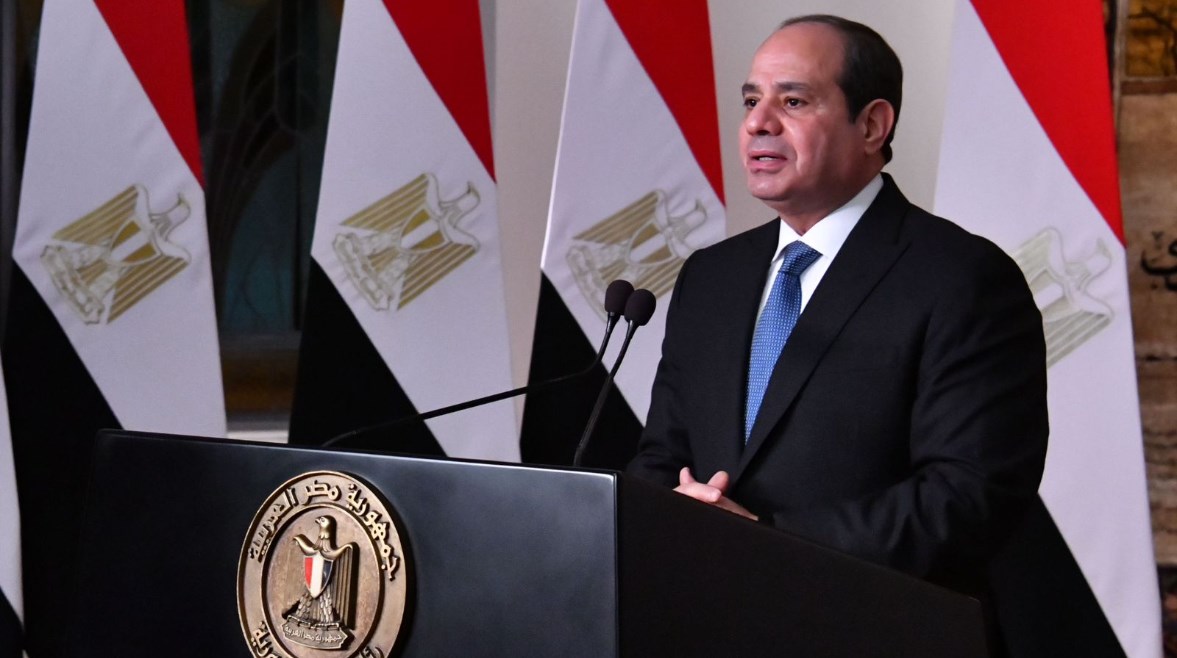 السيسي يعود لمصر بعد مشاركته في اجتماع لـ الاتحاد الأفريقي