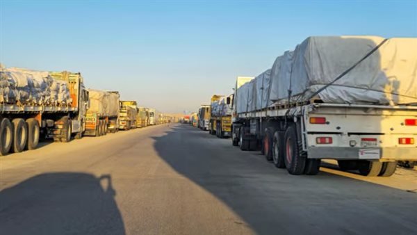 القاهرة الإخبارية: “شاحنات المساعدات تنتظر العبور إلى غزة وإسرائيل تعرقلها”