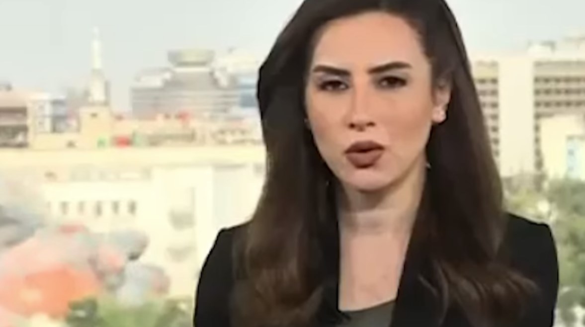 المذيعة تفاجأت بالقصف.. غارة إسرائيلية تهز شاشة تلفزيون سوريا (فيديو)