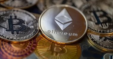 “بتكوين” تتراجع تحت ضغط الرسوم الأمريكية الجديدة وموجة حذر بالأسواق