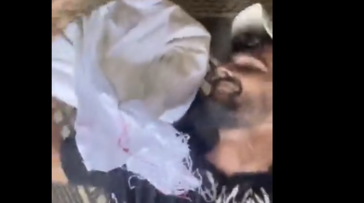 بعد 17 محاولة.. فلسطيني يوثق فرحة الحصول على نصف كيس دقيق (فيديو)