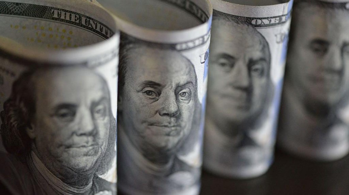 بعد أشهر من الارتفاع.. سر تراجع الدولار أمام الجنيه