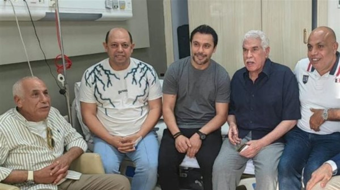 بعد جراحة عاجلة.. رئيس الزمالك يزور حسن شحاتة في المستشفى