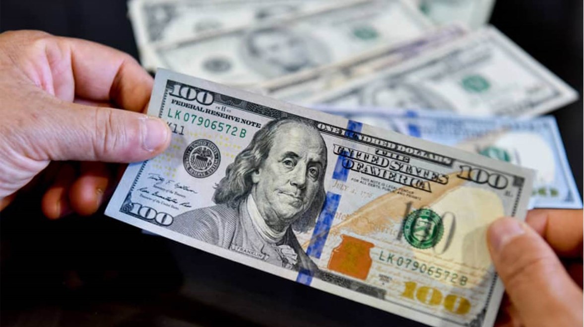 تراجع تعاملات الدولار بين البنوك بـ339 مليونا.. كيف يتأثر سعر الجنيه؟