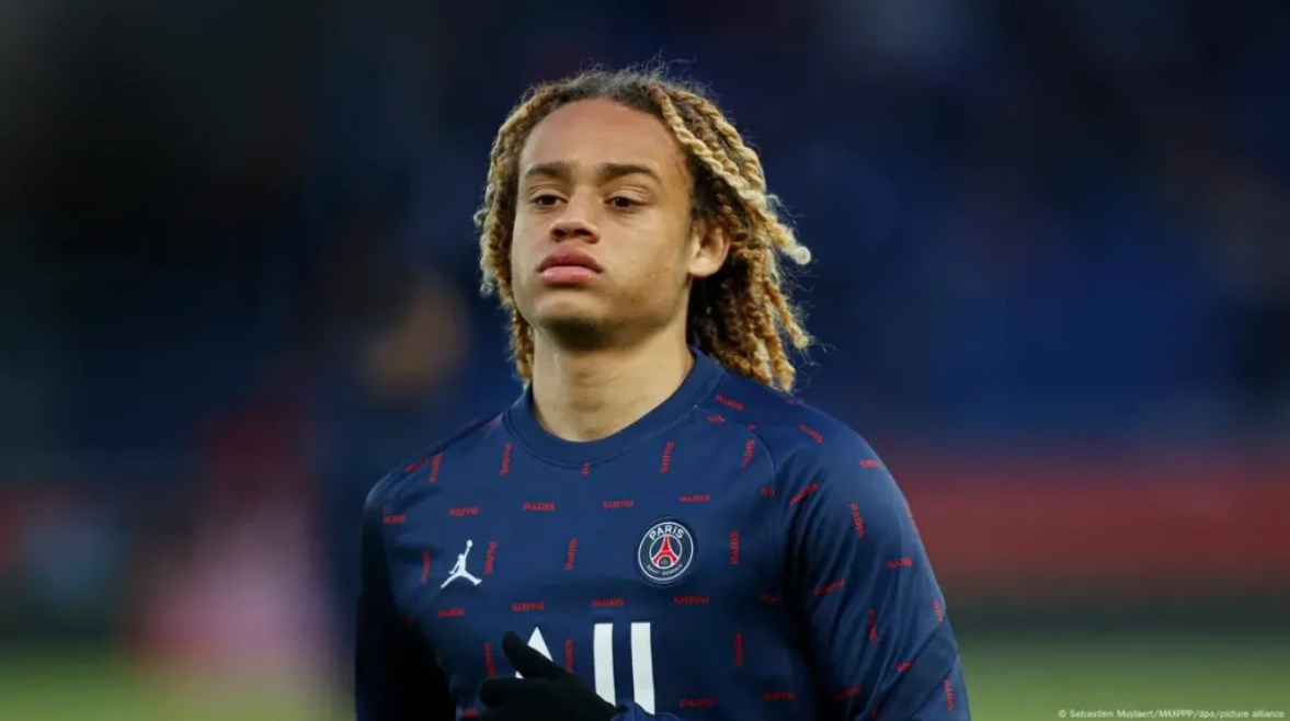 تشيلسي يسبق الهلال في التعاقد مع تشافي سيمونز