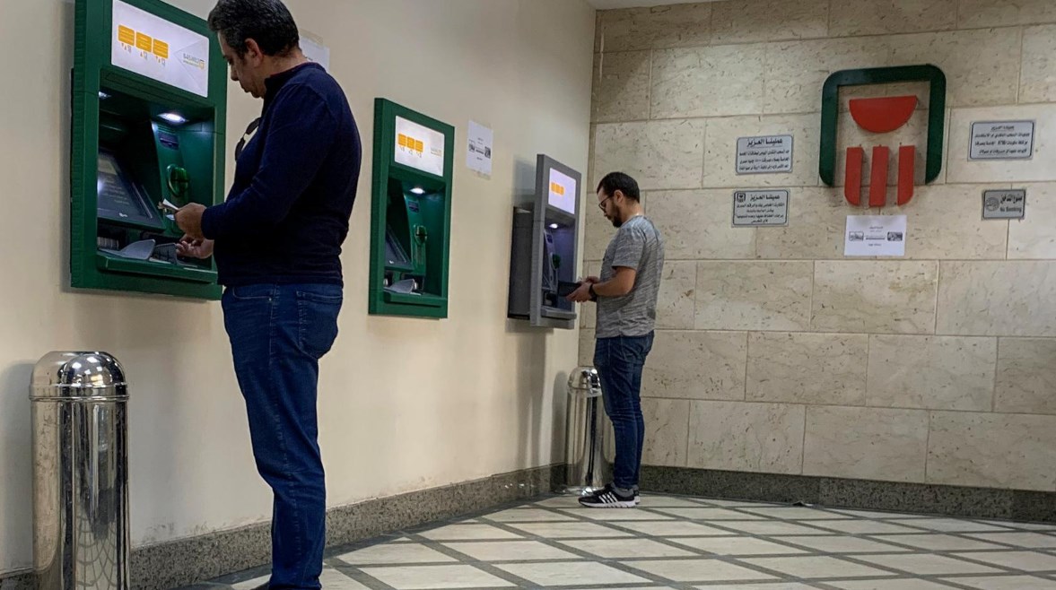 تعمل بكفاءة.. البنك الأهلي يوضح موقف ماكينات الصراف الآلي
