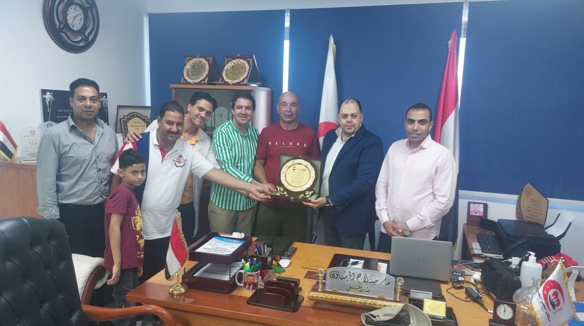 حسام حسن يزور مرضى مستشفى العجمي النموذجي ويشيد بمستوى الخدمات الطبية