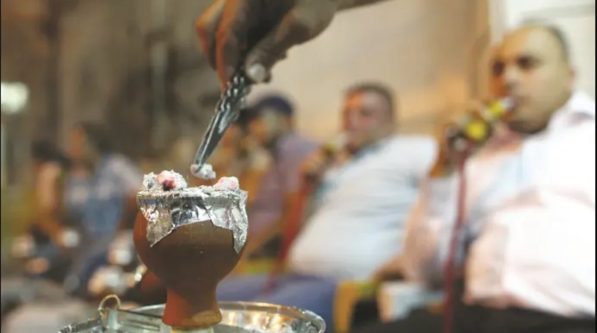 حفاظا على “مزاج العرب”.. قانون إسرائيلي لمكافحة التدخين يستثني الشيشة