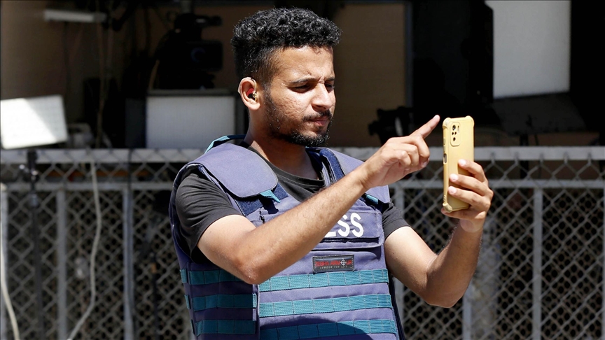 حينما تنطق الأيادي.. “أبو عمرة” ينقل حرب غزة إلى مجتمع الصم