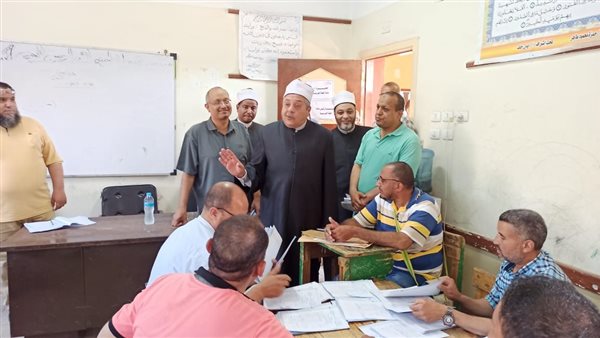 رئيس قطاع المعاهد الأزهرية يتفقد مركز تصحيح سوهاج.. ويؤكد لا تهاون مع المقصرين