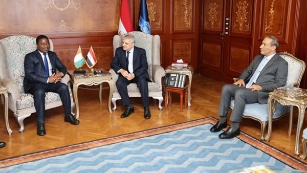 رئيس قناة السويس يبحث سبل التعاون الثنائي مع السفير الإيفواري بشأن تطوير الموانئ والتدريب