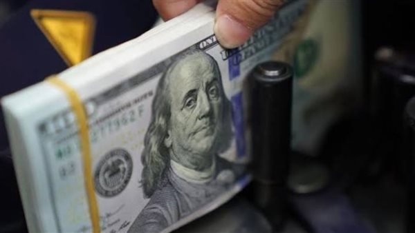 سعر الدولار يتصدر المشهد الاقتصادي.. ماذا ينتظر السوق؟