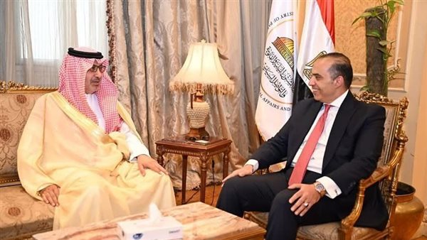 سفير السعودية بالقاهرة يلتقي وزير الشؤون النيابية لبحث التعاون المشترك