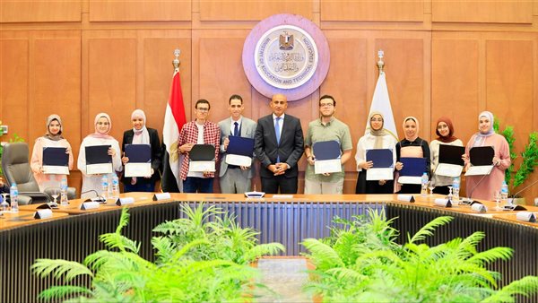 عاجل.. وزير التربية والتعليم يكرم أوائل الثانوية العامة.. ويشيد بتفوقهم وتميزهم
