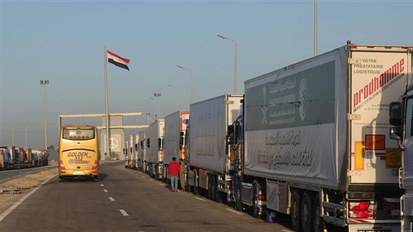 قوافل مساعدات ضخمة إلى غزة رغم عراقيل الاحتلال