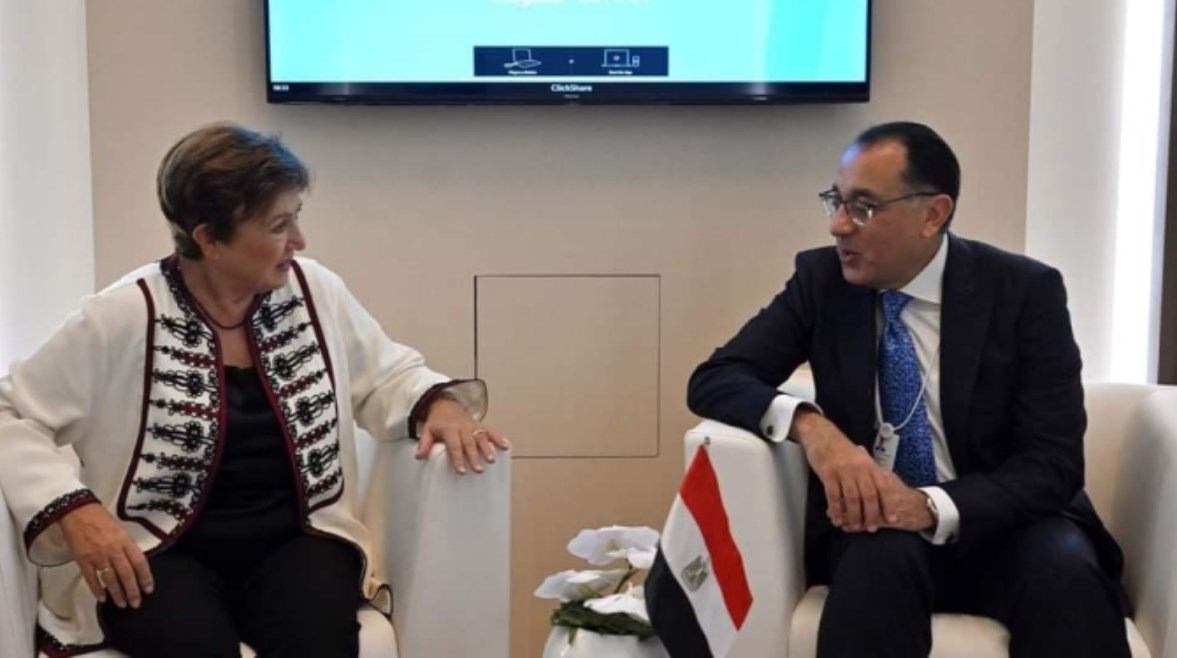 ما علاقة برنامج الطروحات بدمج المراجعتين مع صندوق النقد؟