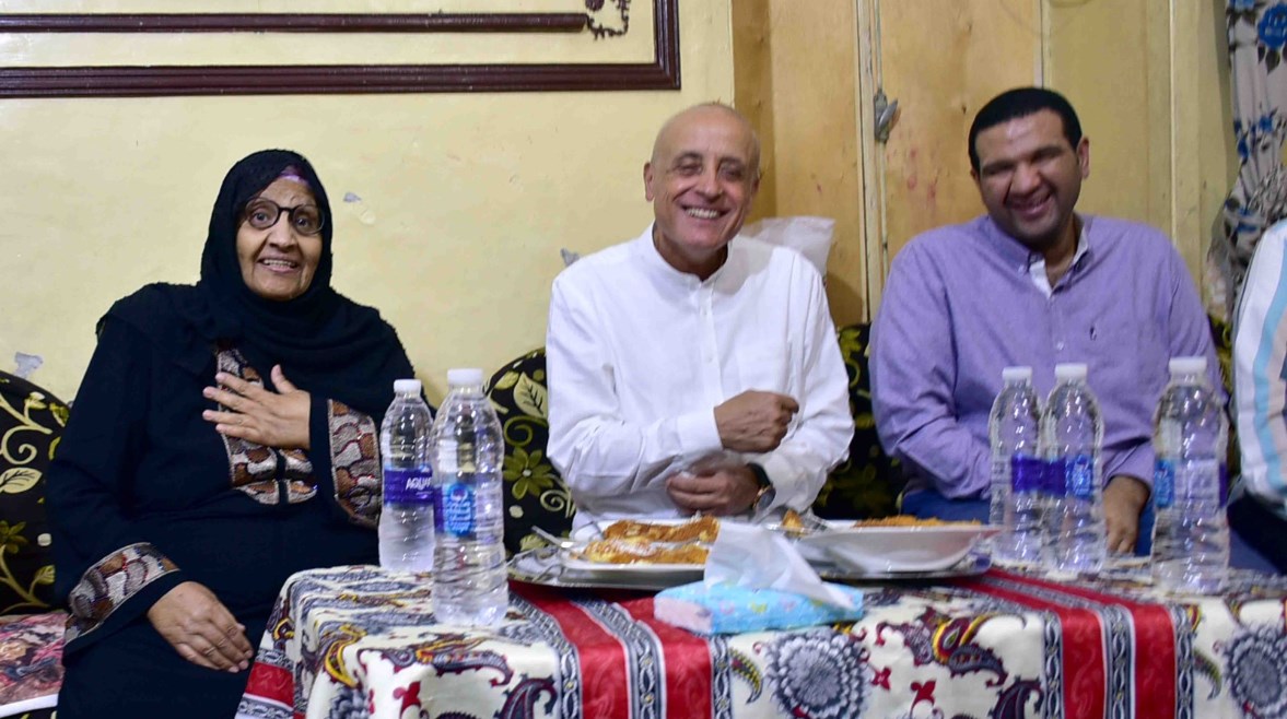 محافظ الأقصر يفي بوعده لمسنة بعد توصيل الصرف الصحي لمنزلها