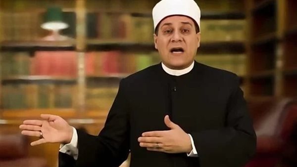 مظهر شاهين: تقبيل يد وزير الأوقاف جائز شرعًا ويعكس توقير العلماء