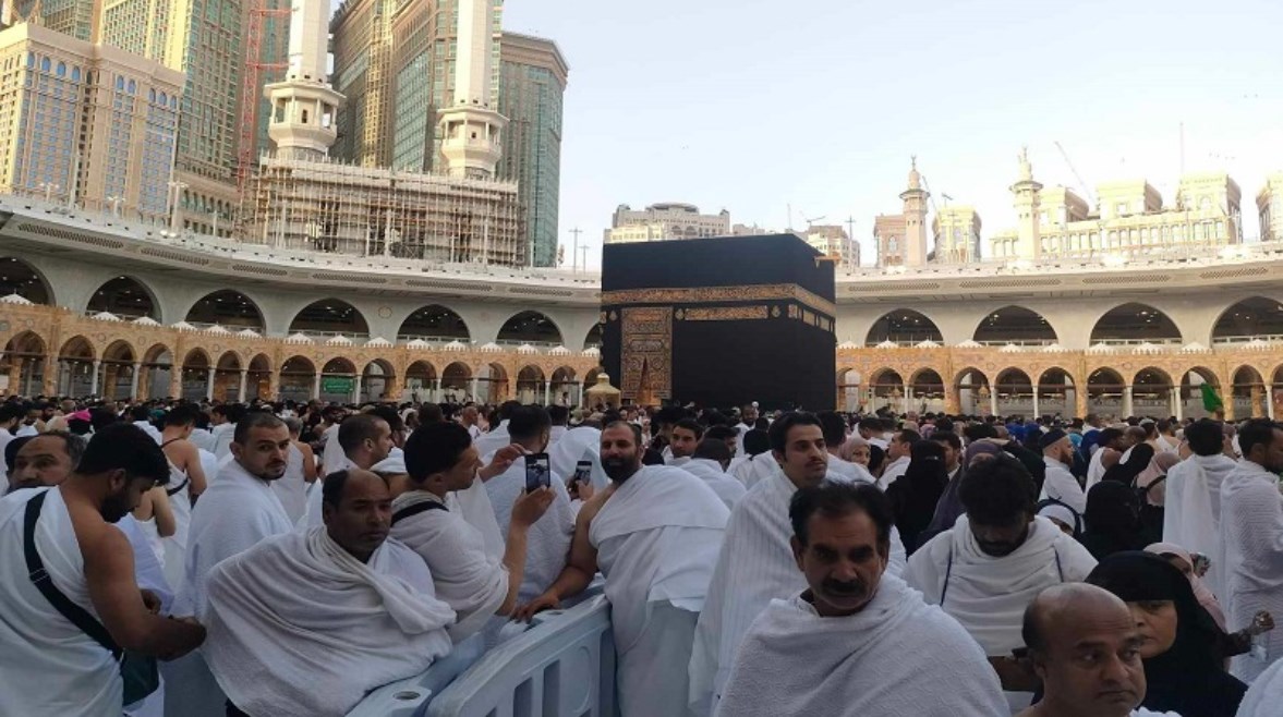 موعد فتح الحجز لموسم العمرة 1447 هـ.. أسعار البرامج وتذاكر الطيران