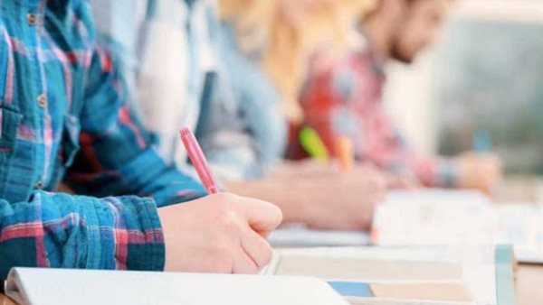نتيجة الثانوية العامة في مصر.. كيف تعيش الأسر المصرية هذه اللحظة؟ (انتقادات عامة وتحولات جديدة)