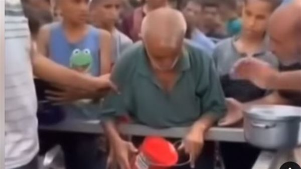 واقعة مأسوية.. مسن فلسطيني يشعل السوشيال ميديا عقب سقوطه من الجوع في طابور طعام بغزة