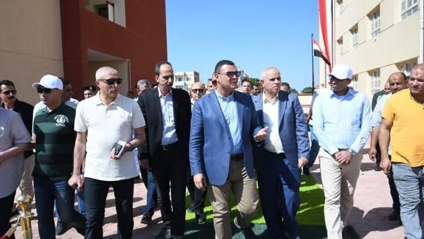 وزير الإسكان يتفقد الأعمال الجاري تنفيذها بالمحاور والطرق بمدينة النوبارية الجديدة