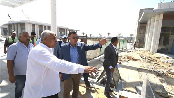 وزير الإسكان يتفقد المنطقة الاستثمارية ومشروع الأرينا بحدائق “تلال الفسطاط”