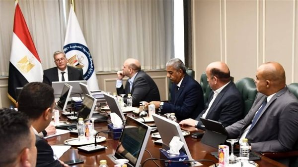 وزير البترول يبحث مع مسؤولي شركة “أديس” أسباب حادث انقلاب “أدمارين 12”