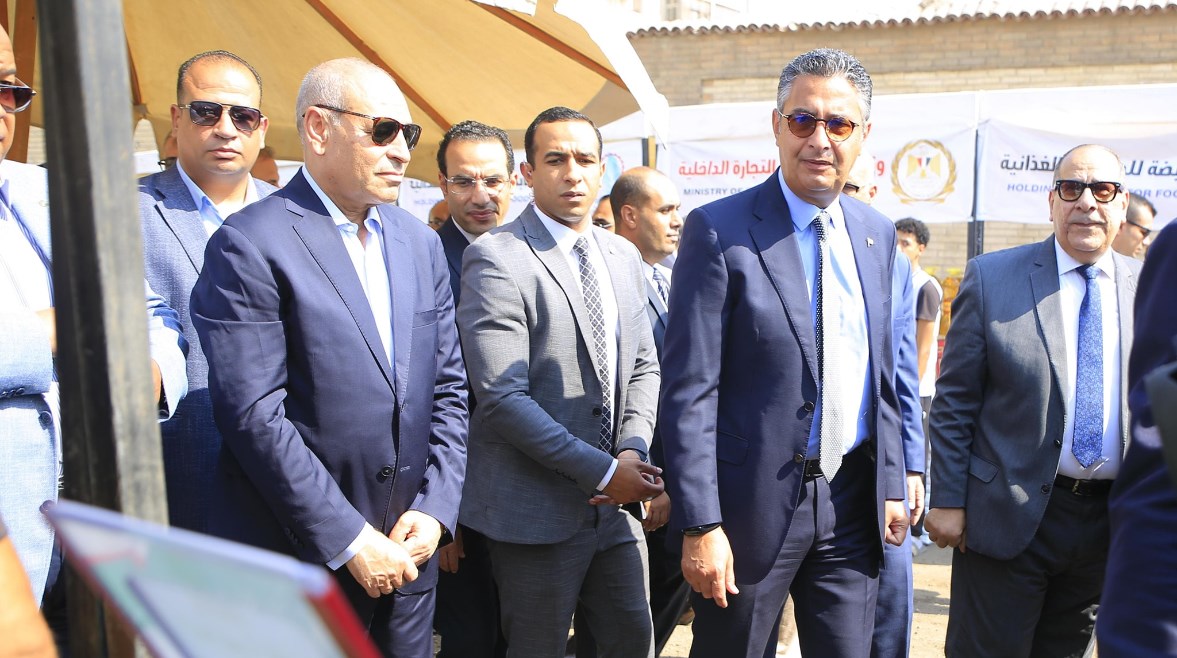 وزير التموين ومحافظ القاهرة يفتتحان سوق “اليوم الواحد” بالجمالية