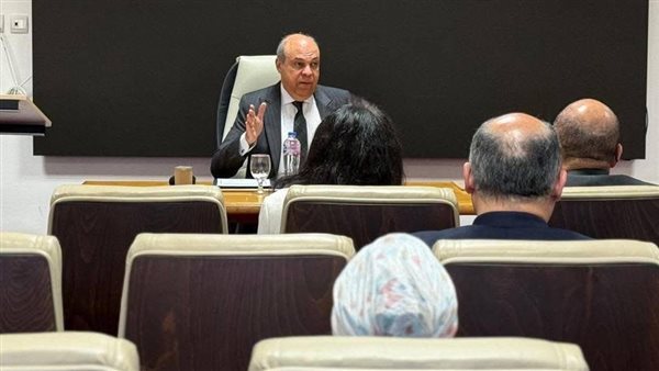وزير الطيران المدني يلتقي السفراء الجدد ويستعرض جهود الدولة لتطوير القطاع