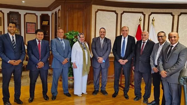 وزير الطيران يجتمع بأعضاء اللجنة النقابية للوزارة ويؤكد الحفاظ على التوازن المؤسسي
